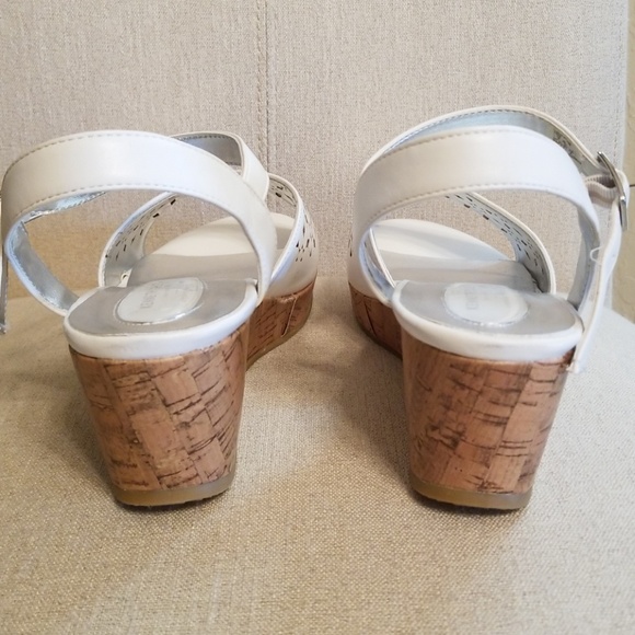 Kenneth Cole Corrine Flower Wedges - Picture 4 of 9